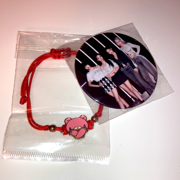 Im selling a bracelet with a blackpink pin for any tipe of clothing u choose - Picture 4 of 4